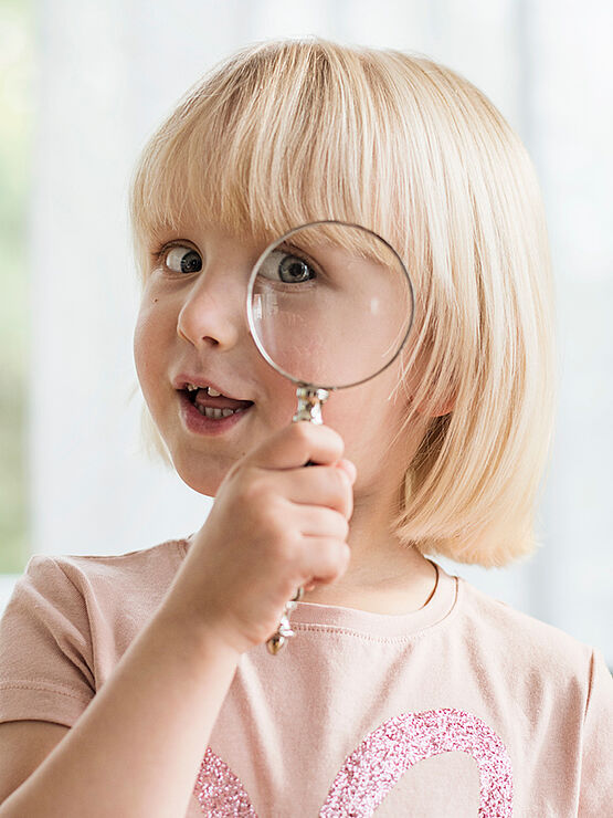 dziewczynka z lupą