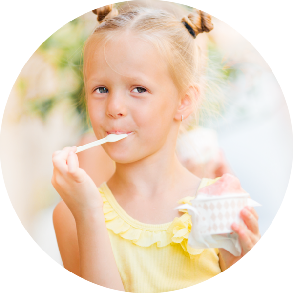 dziewczynka jedząca lody