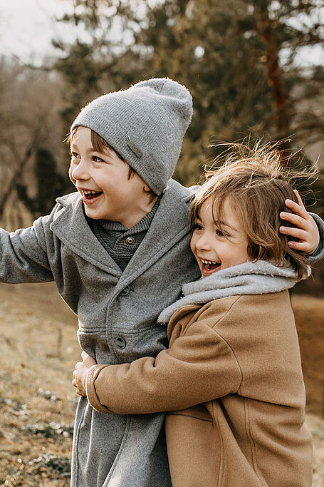 obejmujące  się dzieci