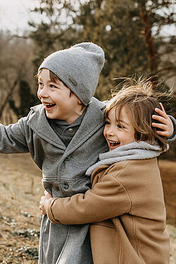 obejmujące  się dzieci