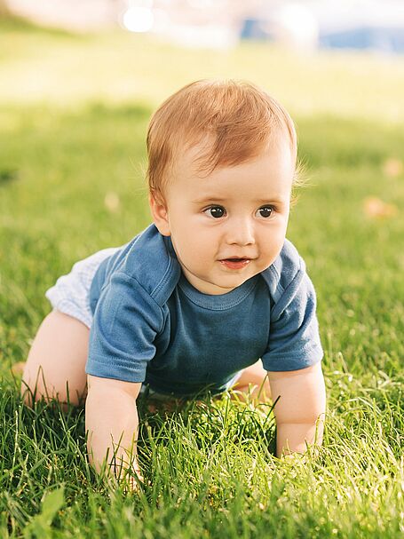 raczkujące dziecko na trawniku